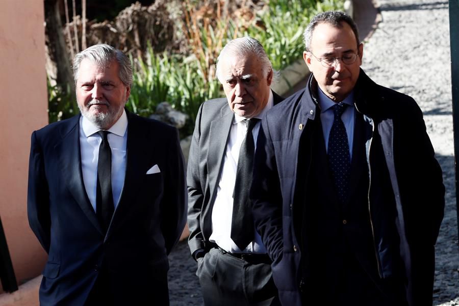 El exministro Íñigo Méndez de Vigo (i) a su llegada a la capilla ardiente de la Infanta Pilar