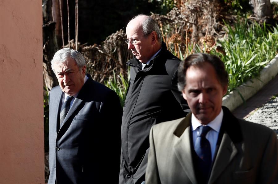 Rafael Spottorno (2i), exjefe de la Casa del Rey, asiste este jueves a la capilla ardiente de la Infanta Pilar