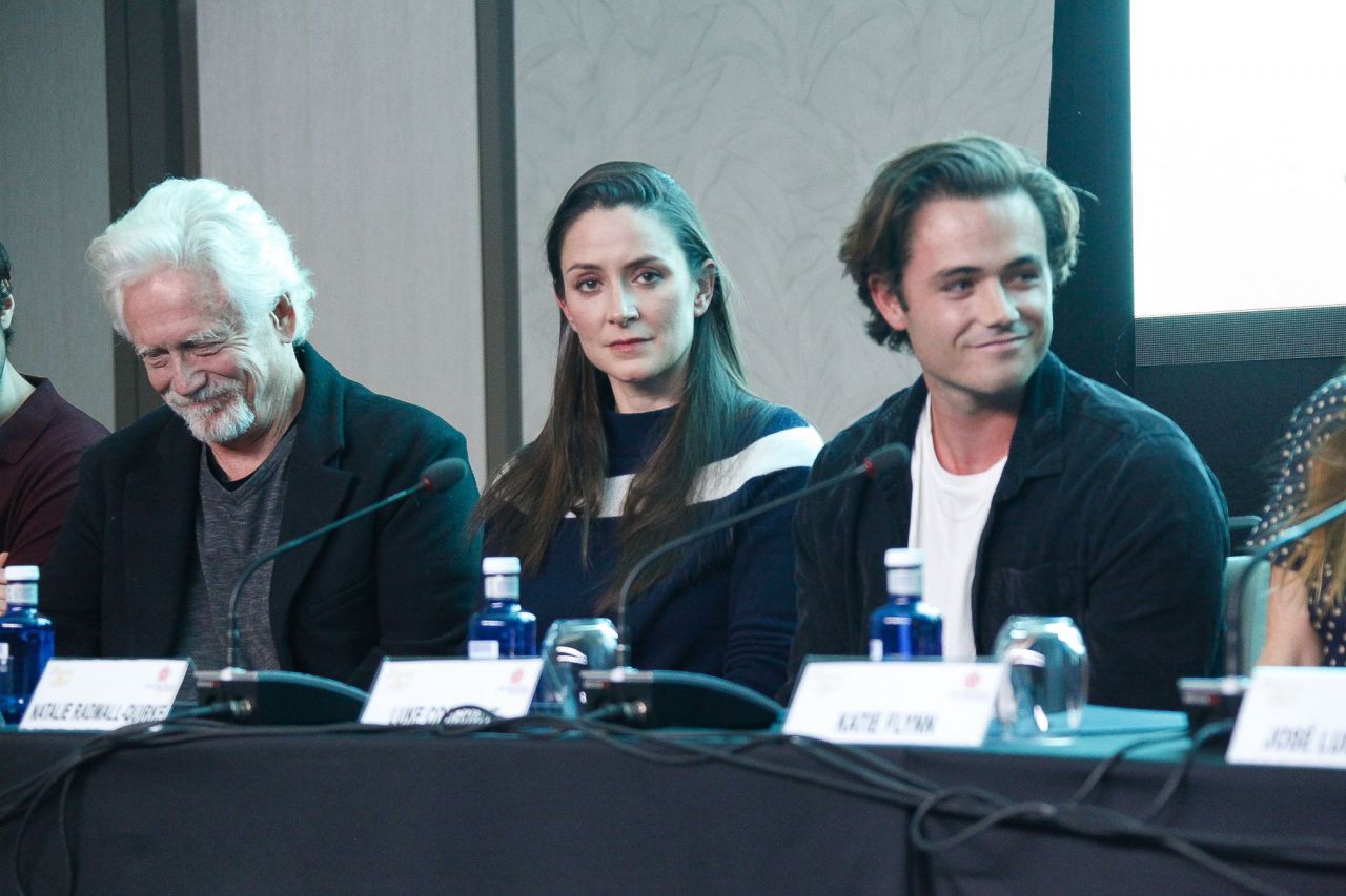 Bruce Davison, Natalie Radmall-Quirke y Luke Cosgrove.