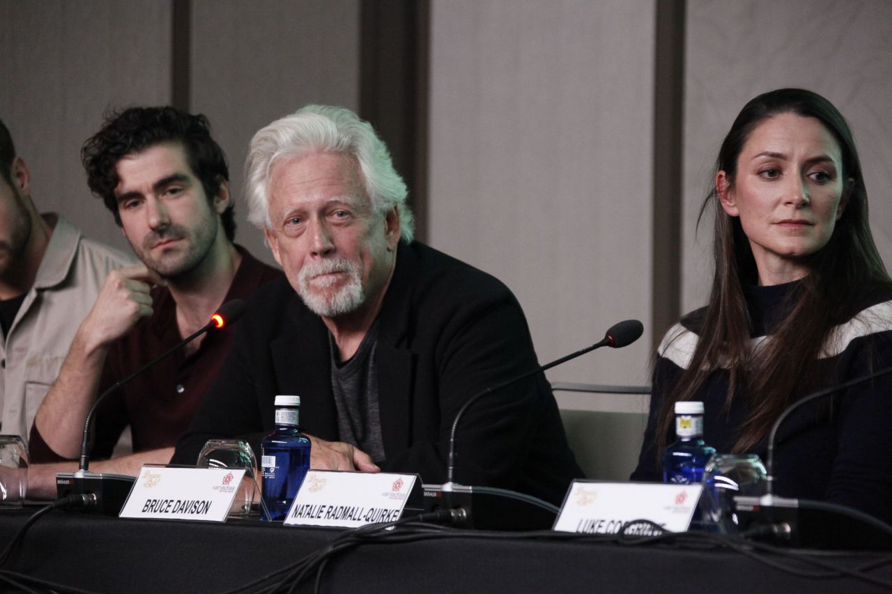 Nicholas Bishop, Bruce Davison y Natalie Radmall-Quirke.