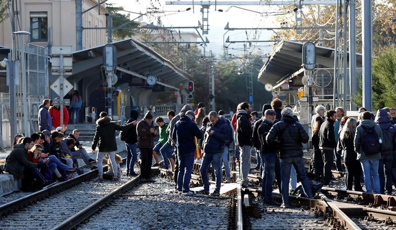 Un grupo de manifestantes corta la vía férrea en la estación de Sant Cugat del Vallès
