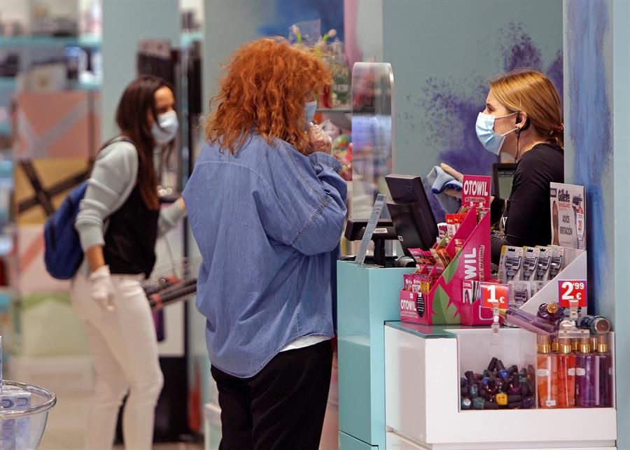 Dos personas realizan una compra en una tienda de la ciudad de Benidorm.