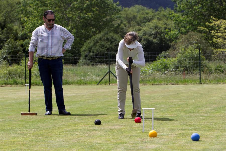 Una pareja juega al croquet en el Club de Campo de Vigo.