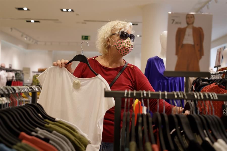 Una mujer con mascarilla en un comercio de Santa Cruz de Tenerife.