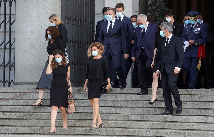 El grupo de autoridades sale a recibir a los Reyes.