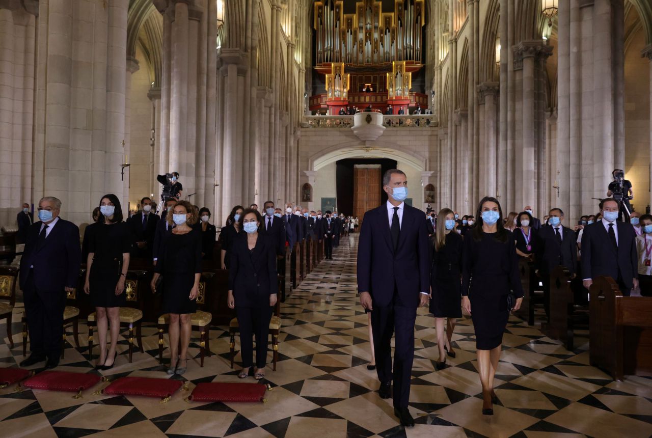 Los Reyes en el interior de La Almudena.