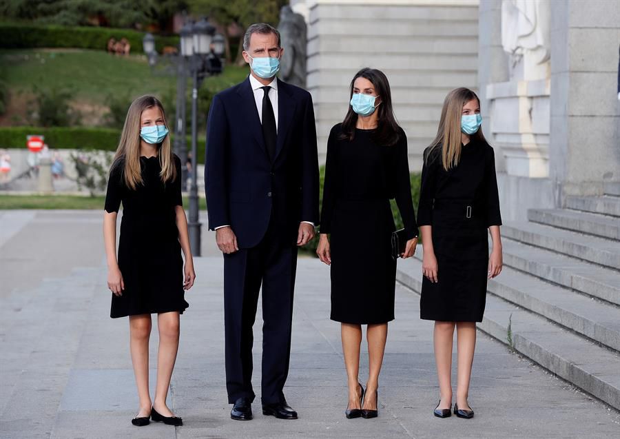 Los Reyes Felipe VI y doña Letizia, junto a sus hijas, la Infanta Sofía y la Princesa Leonor.