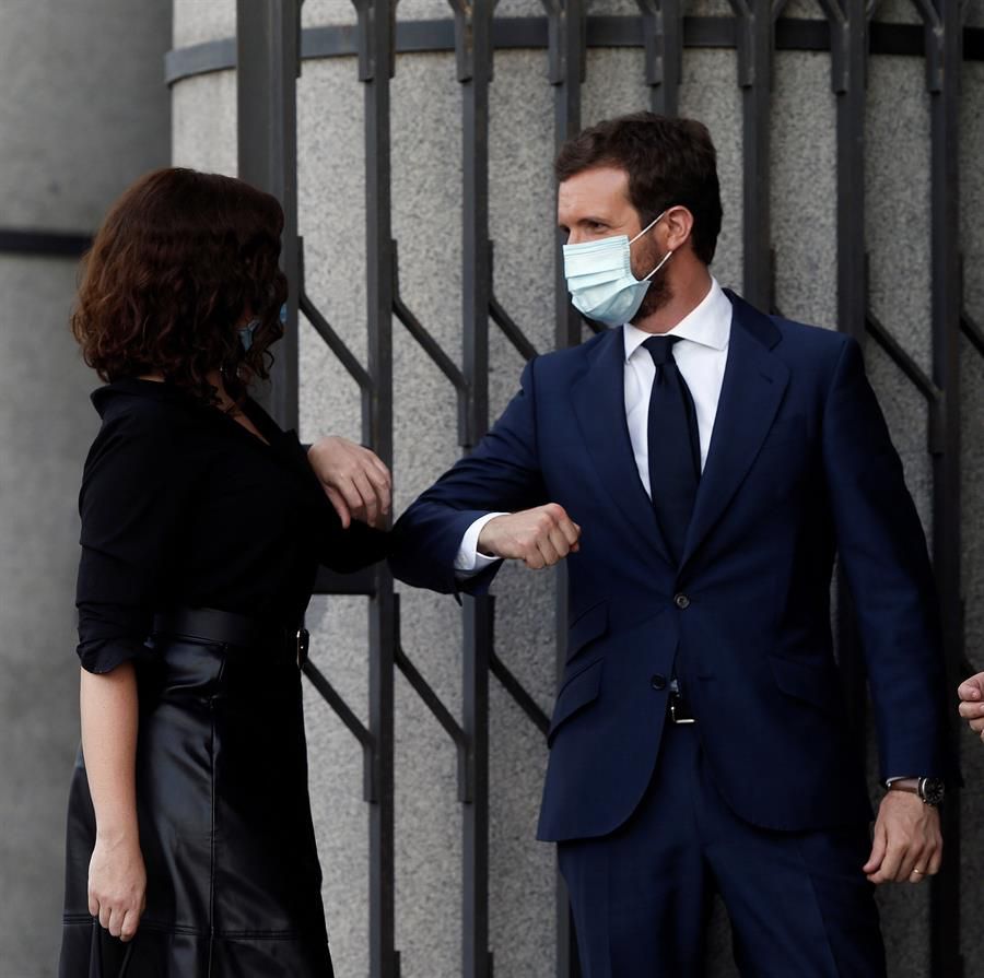 La presidenta de la Comunidad de Madrid, Isabel Díaz Ayuso, saluda al líder del PP, Pablo Casado.