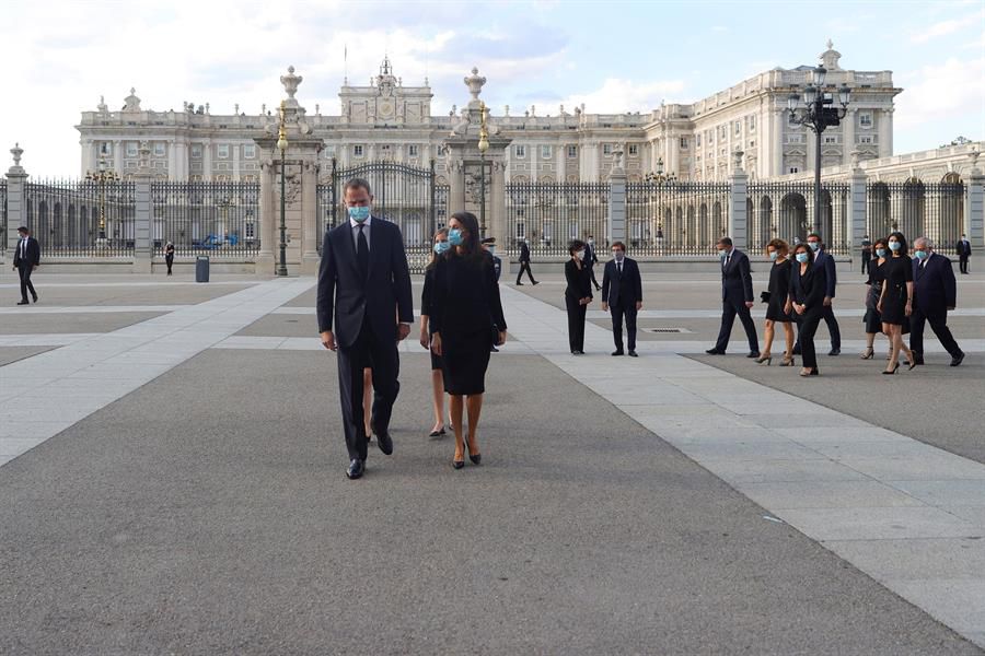 Los Reyes y sus hijas a su llegada a la Catedral de la Almudena.