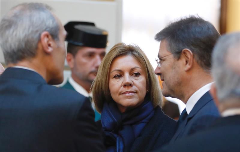 La ministra de Defensa, María Dolores de Cospedal, charla con el ministro de Justicia, Rafael Catalá.