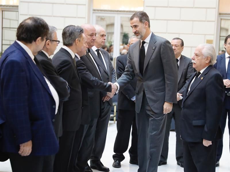 El Rey Felipe, y el fiscal Luis Navajas (2d) saludan a los fiscales a su llegada a la capilla ardiente del fiscal general del Estado.