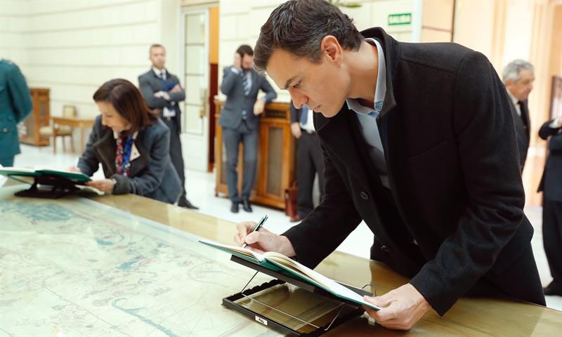 La portavoz del Partido Socialista Obrero español en el Congreso de los Diputados Margarita Robles, y el Secretario General del PSOE, Pedro Sánchez, firman en el libro de condolencias en la capilla ardiente del fiscal general del Estado, José Manuel Maza.