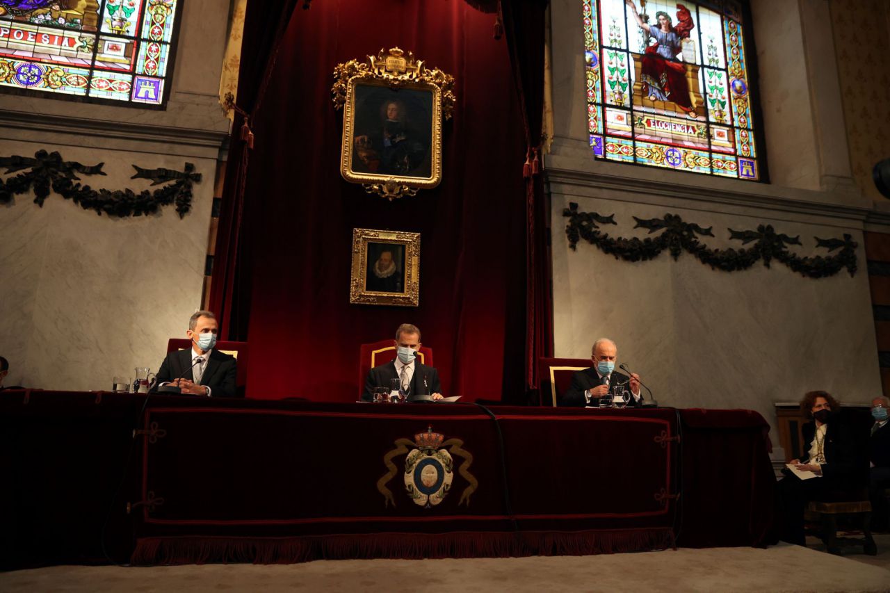 El Rey Felipe VI, el presidente de la Asociación de Academias de la Lengua Española, Santiago Muñoz Machado (d), y el ministro de Ciencias e Innovación, Pedro Duque (i), presiden el acto de Apertura del curso académico de las Reales Academias.