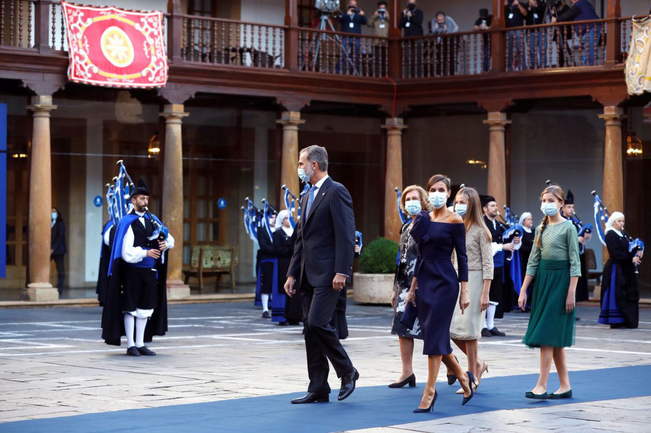 El rey Felipe VI, la reina emérita Sofía, la reina Letizia y las infantas Leonor y Sofía llegan a la ceremonia de entrega de los Premios Princesa de Asturias.