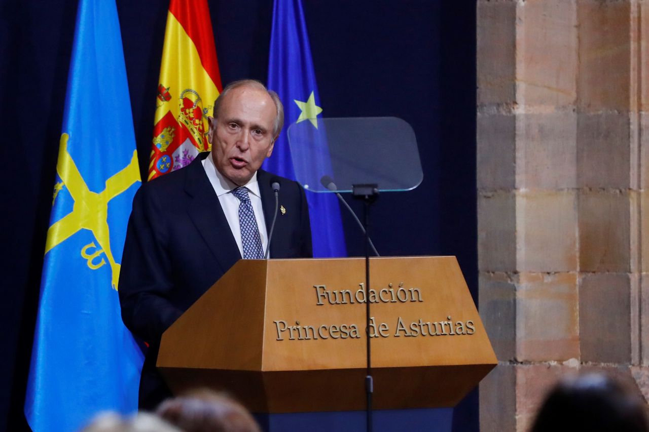 El presidente de la Fundación Princesa de Asturias, Luis Fernández Vega, interviene durante la ceremonia de entrega de los Premios Princesa de Asturias.