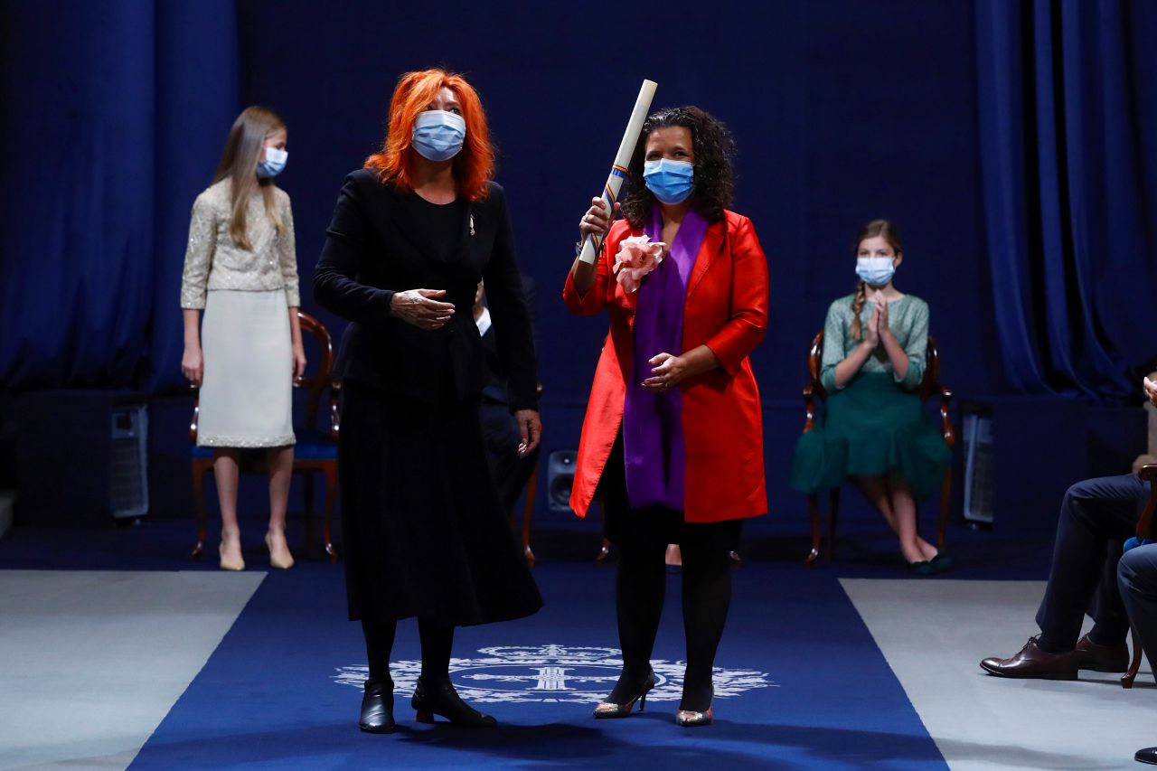 Las representantes de la Feria Internacional del Libro de Guadalajara, Cristina Fuentes La Roche (d) y del Hay Festival of Literature & Arts María Sheila Cremaschi (i) reciben el Premio Princesa de Asturias de Comunicación y Humanidades durante la ceremonia de entrega de los Premios Princesa de Asturias.