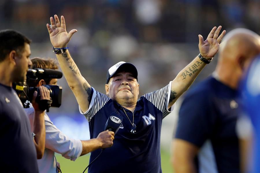 Fotografía de archivo fechada el 29 de febrero de 2020 que muestra al entrenador de Gimnasia y Esgrima, Diego Armando Maradona, durante un partido por la Superliga del Fútbol Argentino.