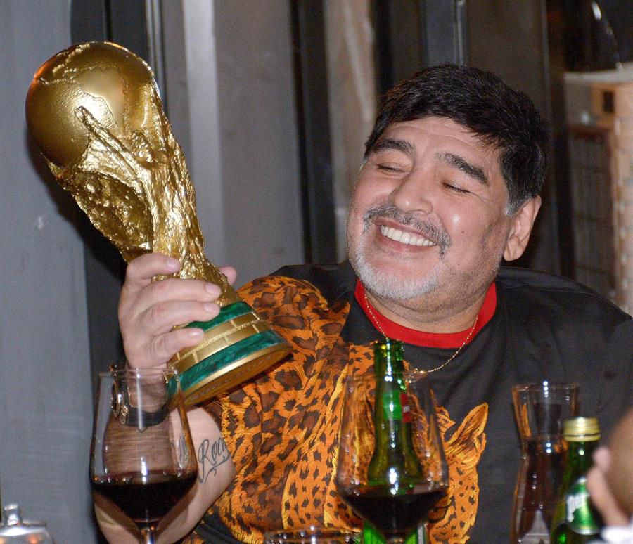 Maradona sostiene una réplica de la Copa del Mundo en su época como técnico de los Dorados de Sinaloa, en 2018.