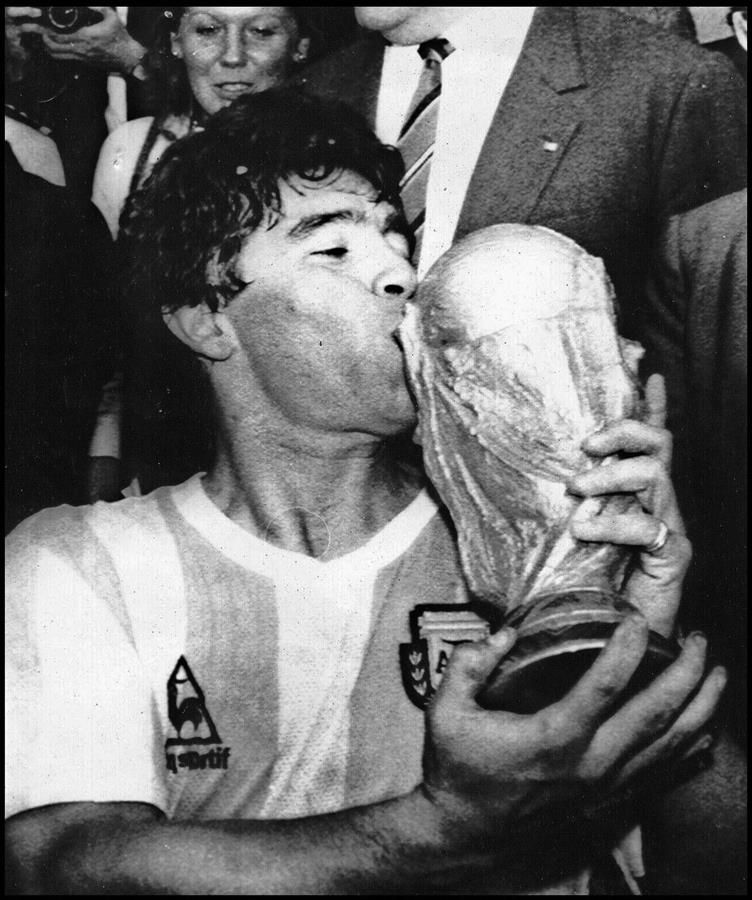 Diego Maradona besando la Copa del Mundo, en México 1986.