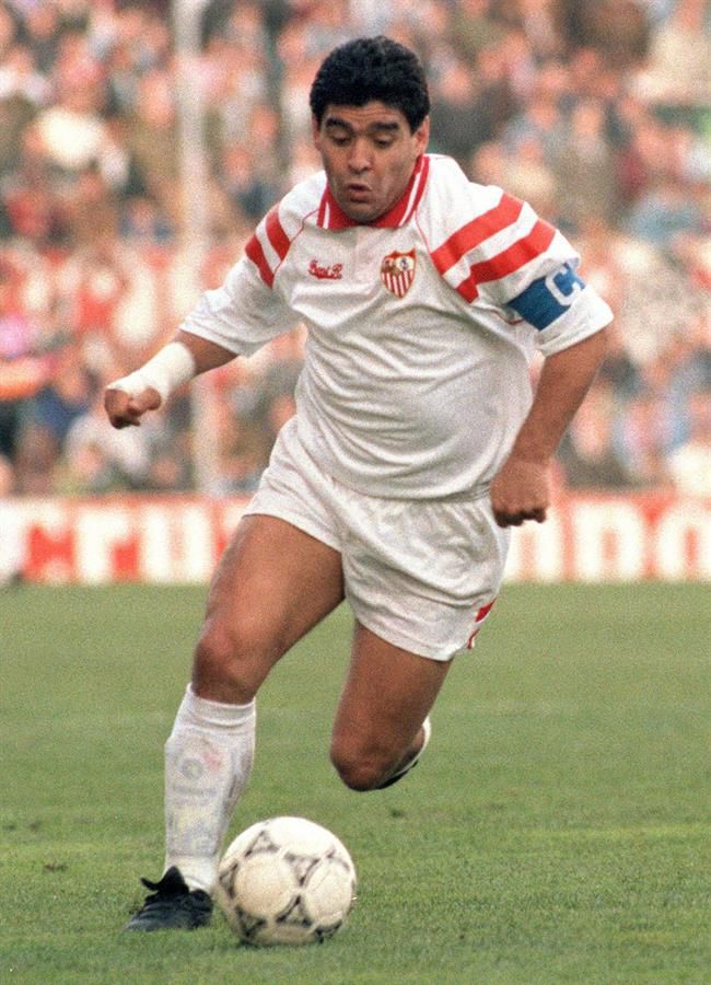 Fotografía de archivo tomada el 14/03/1993 del exfutbolista argentino Diego Armando Maradona en un partido con el Sevilla. 