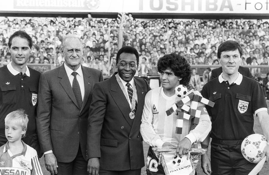 Maradona junto a Pelé y el presidente de la FIFA, Joao Havelange, al inicio de un partido internacional frente a Italia, Zurich, 1987.