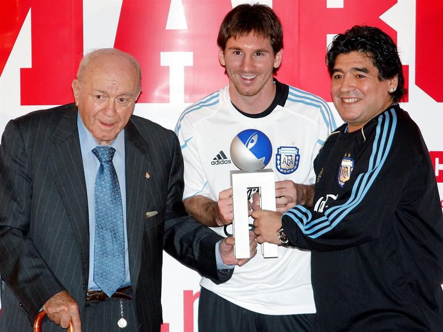 Maradona junto a Alfredo di Stefano y Leo Messi, en 2009.