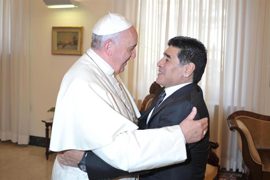 Maradona con el Papa Francisco en 2014.