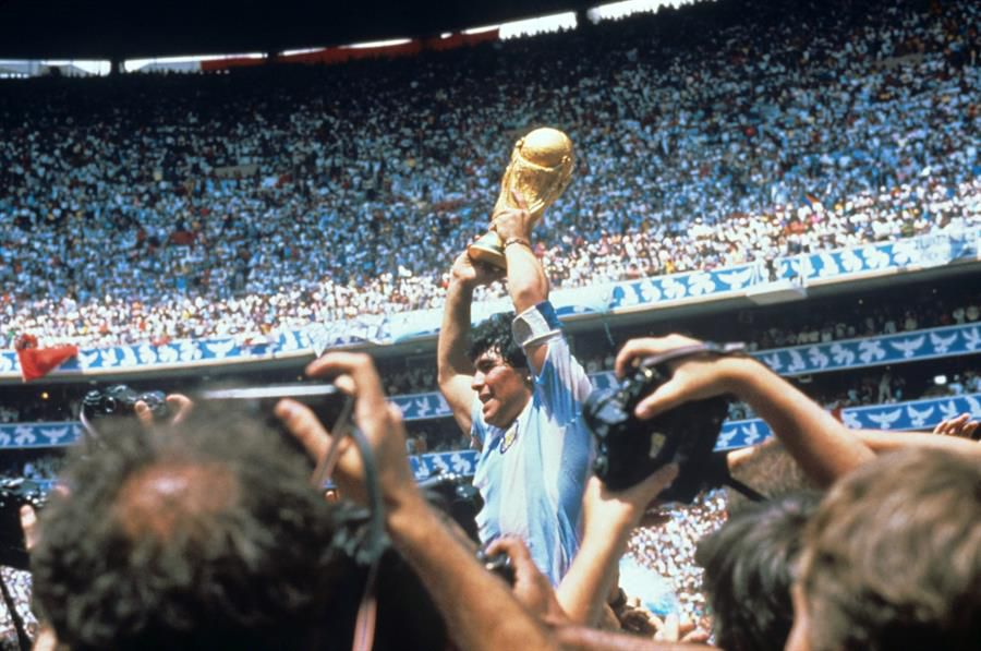 Maradona celebra el Mundial tras derrotar la selección argentina a Alemania en el estadio Azteca el 29 de junio de 1986.