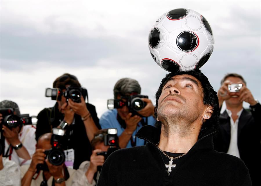 Maradona juega con un balón en el fotocall de la presentación del documental 'Maradona', en Cannes, 2008
