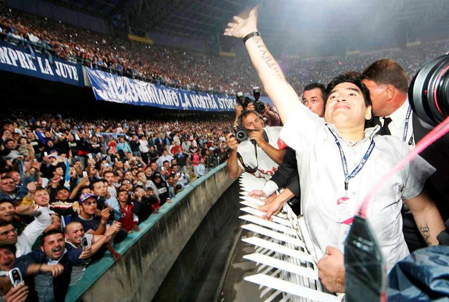 Maradona saluda a los aficionados del Nápoles en 2005.