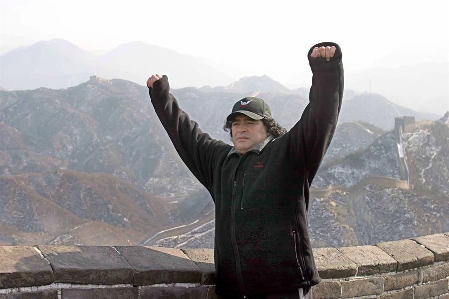 Maradona visitando la Gran Muralla China en 2003.