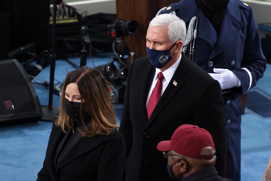 Mike Pence, mano derecha de Donald Trump, acudió al acto y realizó la labor de apoyo a la transición del mando