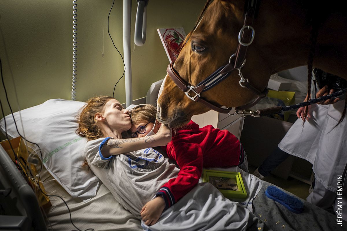 Marion (24), que tiene cáncer metastásico, abraza a su hijo Ethan (7) en presencia de Peyo, un caballo utilizado en terapia asistida por animales, en la Unidad de Cuidados Paliativos Séléne del Centro Hospitalario de Calais, en Calais, Francia.