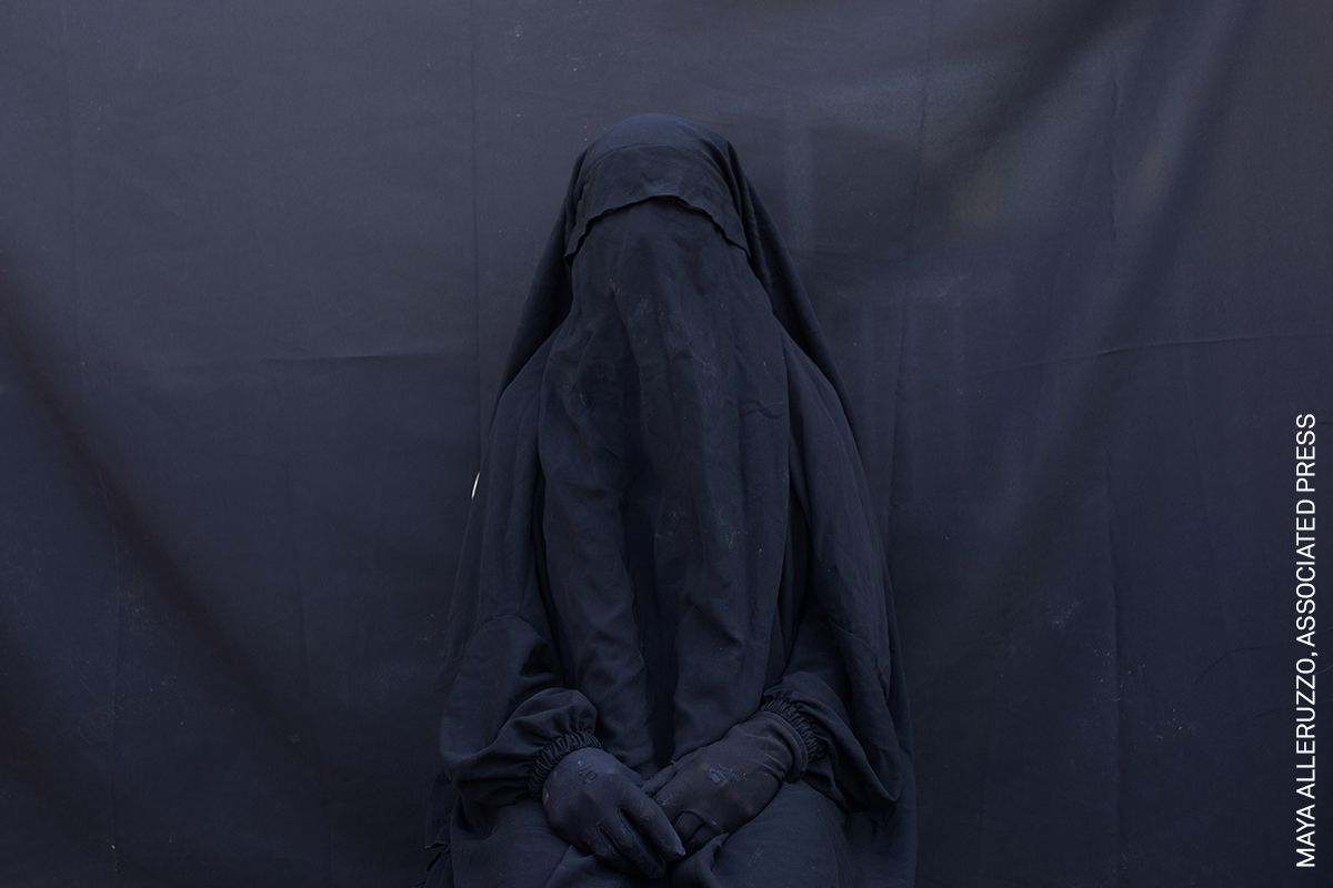 Layla Taloo posa para un retrato en su casa en Sharia, Irak, el 9 de septiembre de 2019, con el velo integral y la abaya que usó mientras estuvo esclavizada durante dos años y medio por militantes del Estado Islámico.