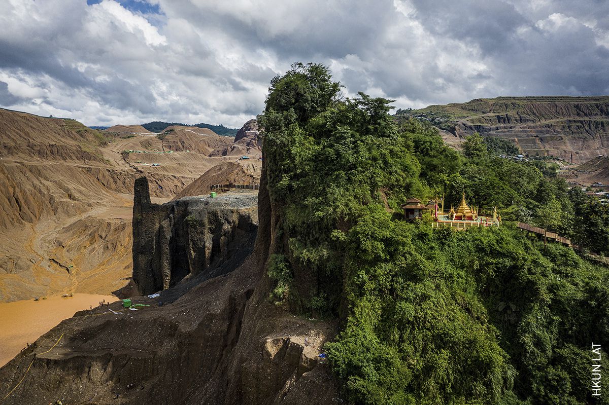 Un templo budista ocupa la mitad de una montaña, mientras que el otro ha sido excavado por maquinaria pesada para extraer jade, en Hpakant, estado de Kachin, Myanmar.