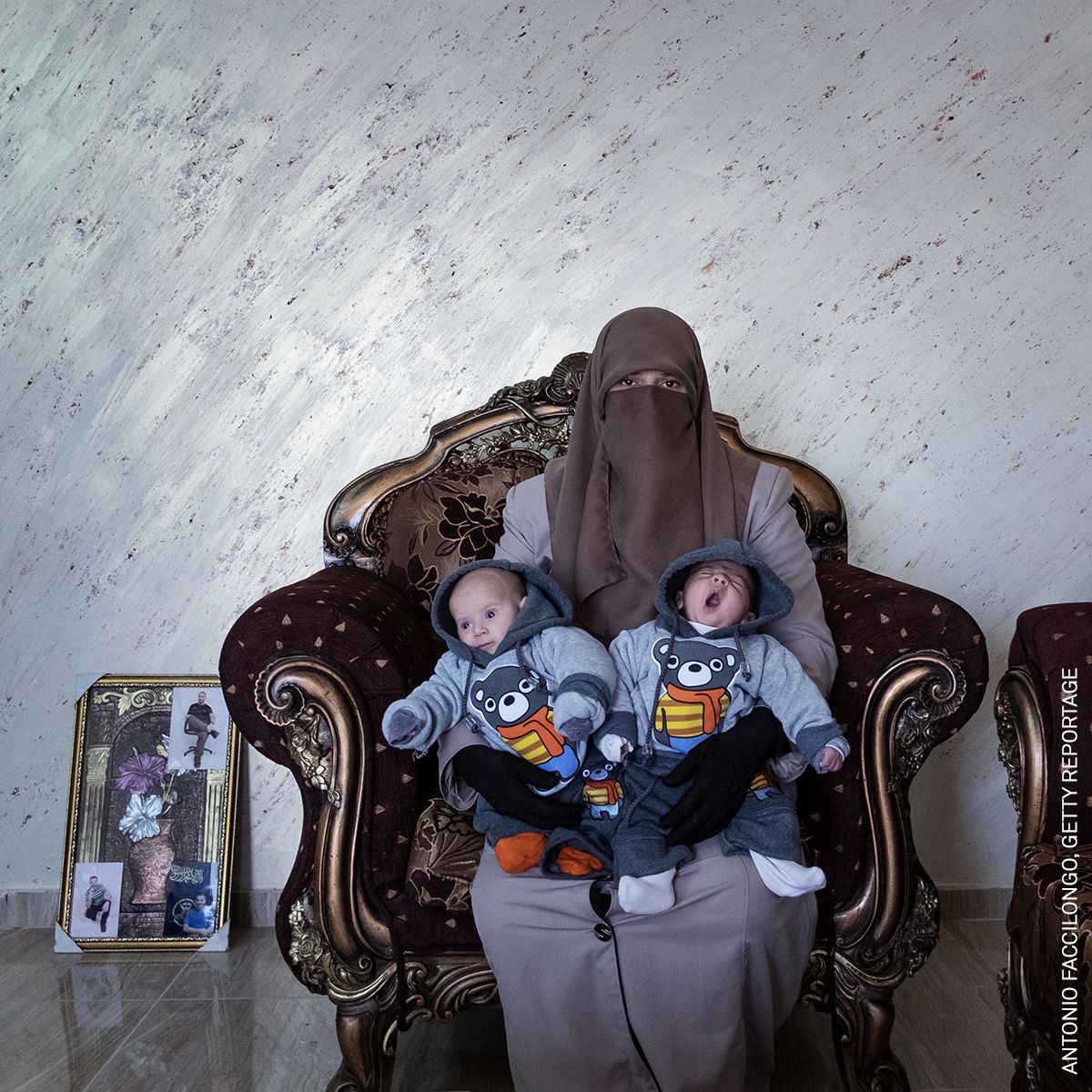 Amma Elian, cuyo esposo ha estado cumpliendo cadena perpetua desde 2003, se sienta con gemelos nacidos después de la FIV, en Tulkarm, Palestina, el 25 de enero de 2015.