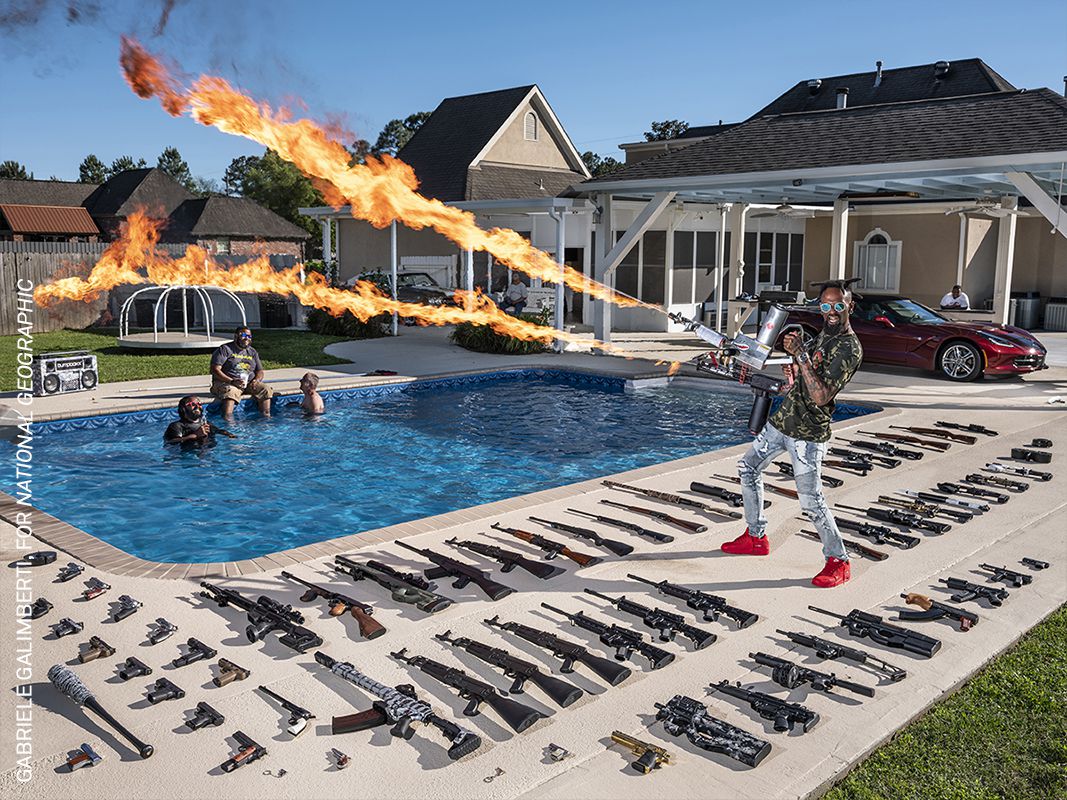 Torrell Jasper (35) posa con sus armas de fuego en el patio trasero de su casa en Schriever, Luisiana, EE. UU., El 14 de abril de 2019. Ex marine estadounidense, aprendió a disparar de su padre cuando era niño.
