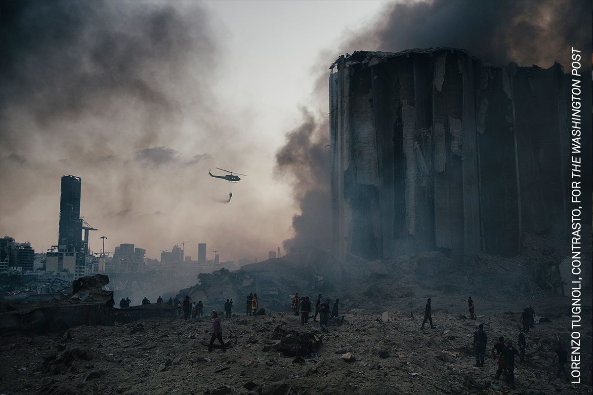 Los bomberos trabajan para apagar los incendios que asolaron los almacenes en Beirut, Líbano, el 4 de agosto de 2020, después de una explosión masiva en el puerto. Hasta diez bomberos murieron en la explosión.