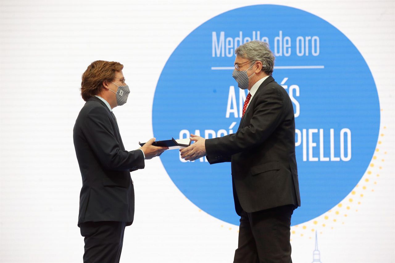 El escritor Andrés Trapiello recibe una Medalla de oro de la ciudad de Madrid de manos del alcalde, José Luis Martínez-Almeida.