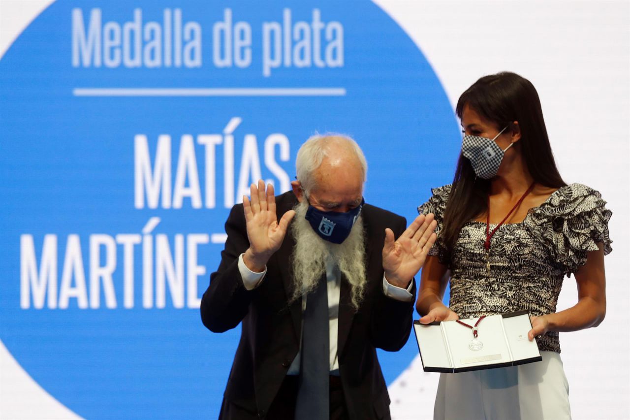 El taxista ya jubilado Matías Martínez recibe una Medalla de plata de la ciudad de manos de la vicealcaldesa, Begoña Villacís.