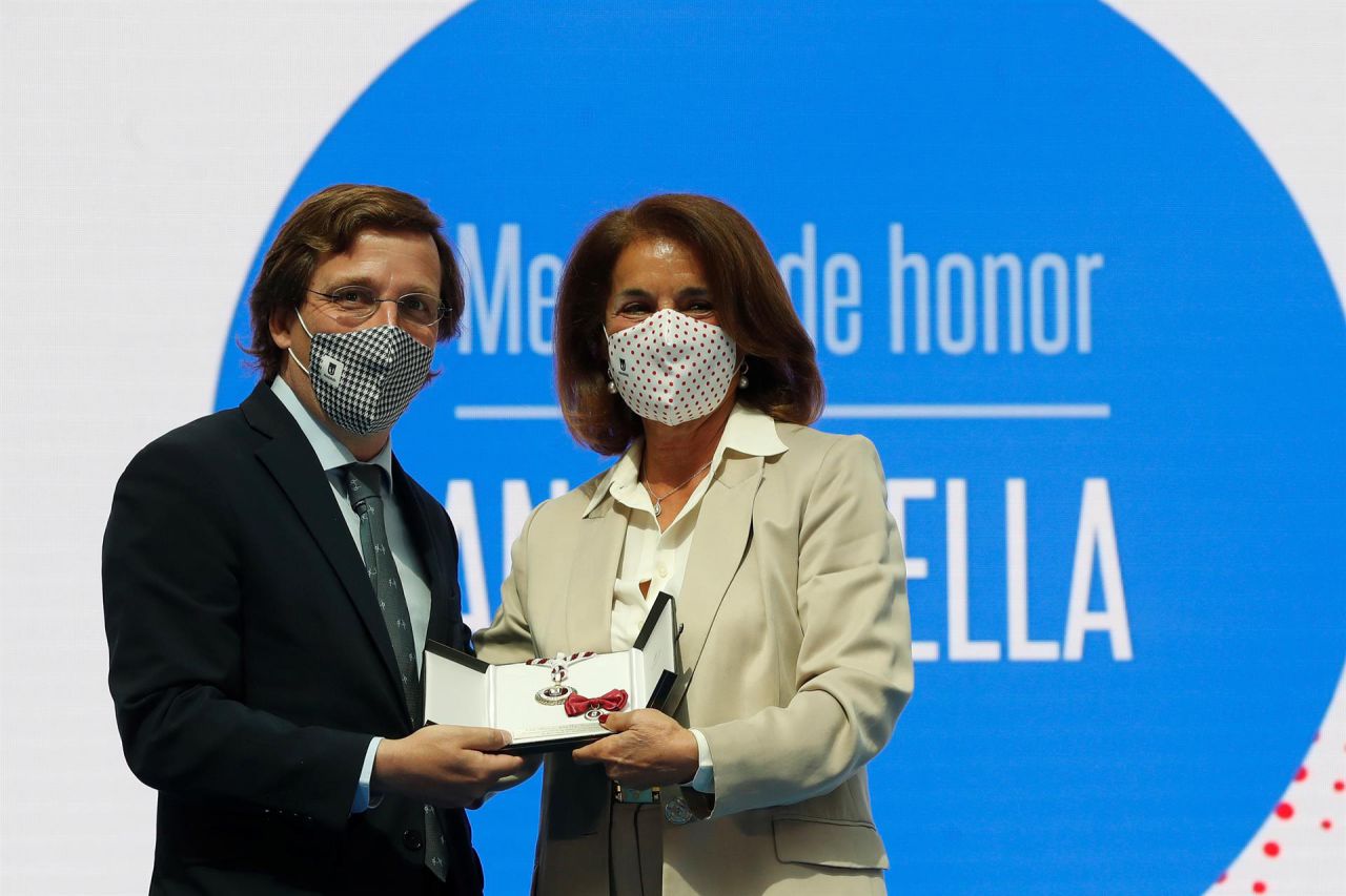 El alcalde de Madrid, José Luis Martínez-Almeida (i), entrega la Medalla de oro de la ciudad a la exalcaldesa Ana Botella.