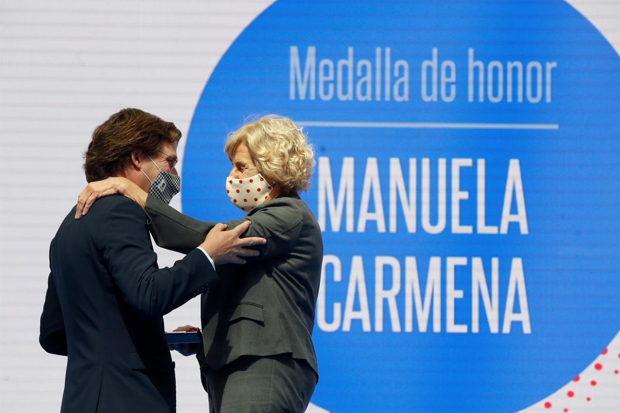 El alcalde de Madrid, José Luis Martínez-Almeida, entrega la Medalla de oro de la ciudad a la exalcaldesa Manuela Carmena con motivo de la festividad de San Isidro.