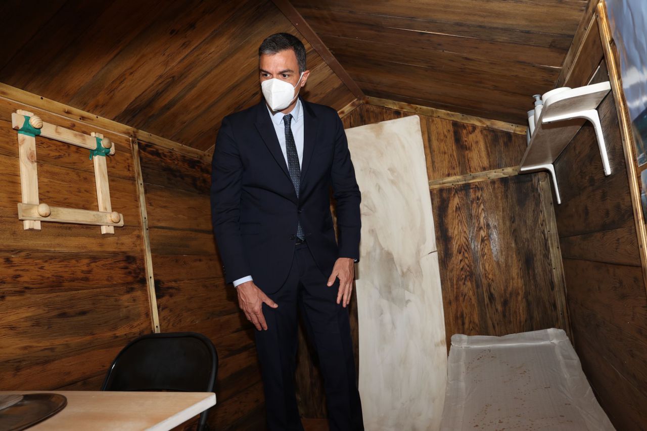 Pedro Sánchez fotografiado en la réplica del zulo de Ortega Lara