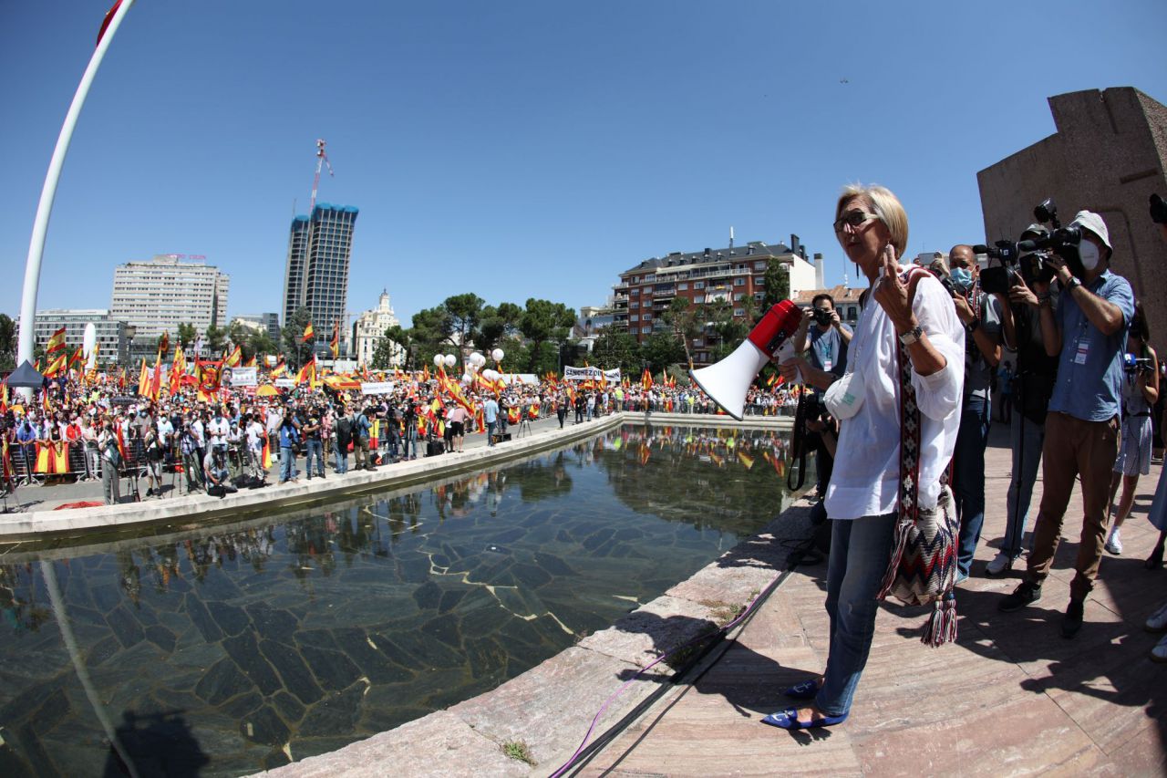 Rosa Díez (d), durante de la concentración convocada por la plataforma Unión 78, este domingo, en la Plaza de Colón de Madrid, para mostrar su oposición a los indultos a los condenados por el "procés".