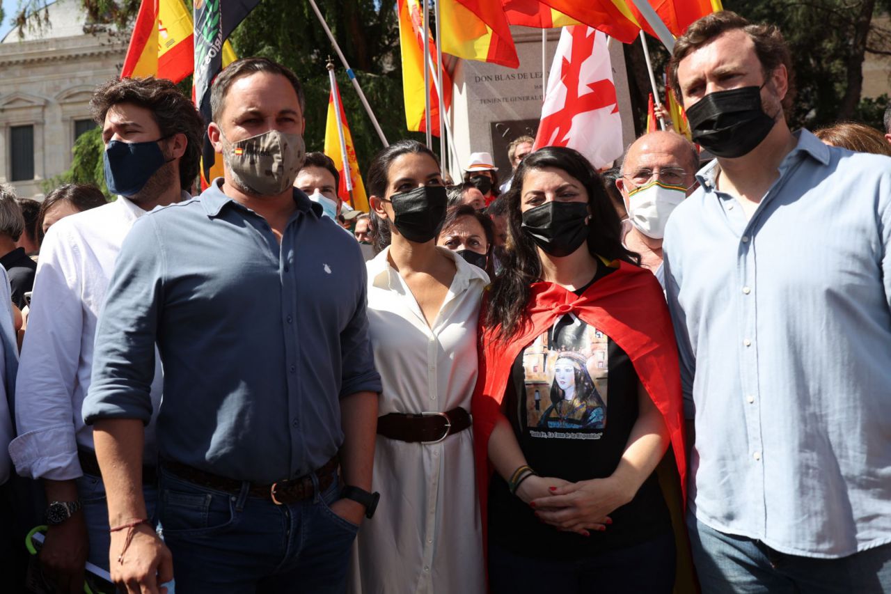 El presidente de Vox, Santiago Abascal (i), acompañado por sus compañeros de partido, Rocío Monasterio (2i), Macarena Olona (2d), y el portavoz de la formación en el Congreso, Iván Espinosa de los Monteros, asisten a la concentración convocada por la plataforma Unión 78, este domingo en la plaza de Colón, para manifestar su oposición a los indultos a los condenados por el "procés".