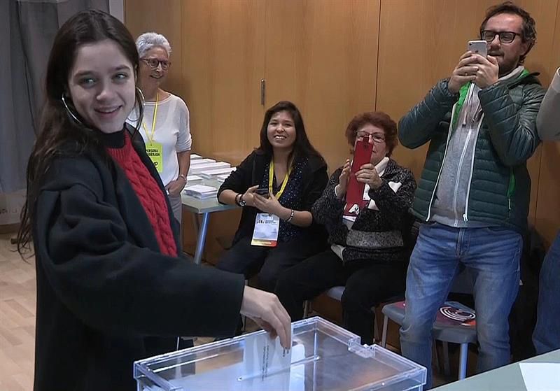 Laura Sancho, de 18 años, ha cedido su voto al 'expresident' de la Generalidad, Carles Puigdemont