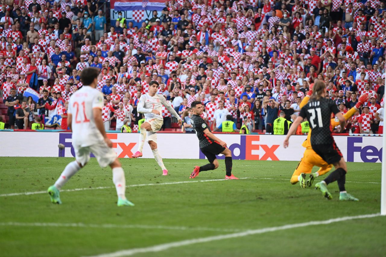 Morata, en el disparo que supuso en el 3-4 en la prórroga ante Croacia.