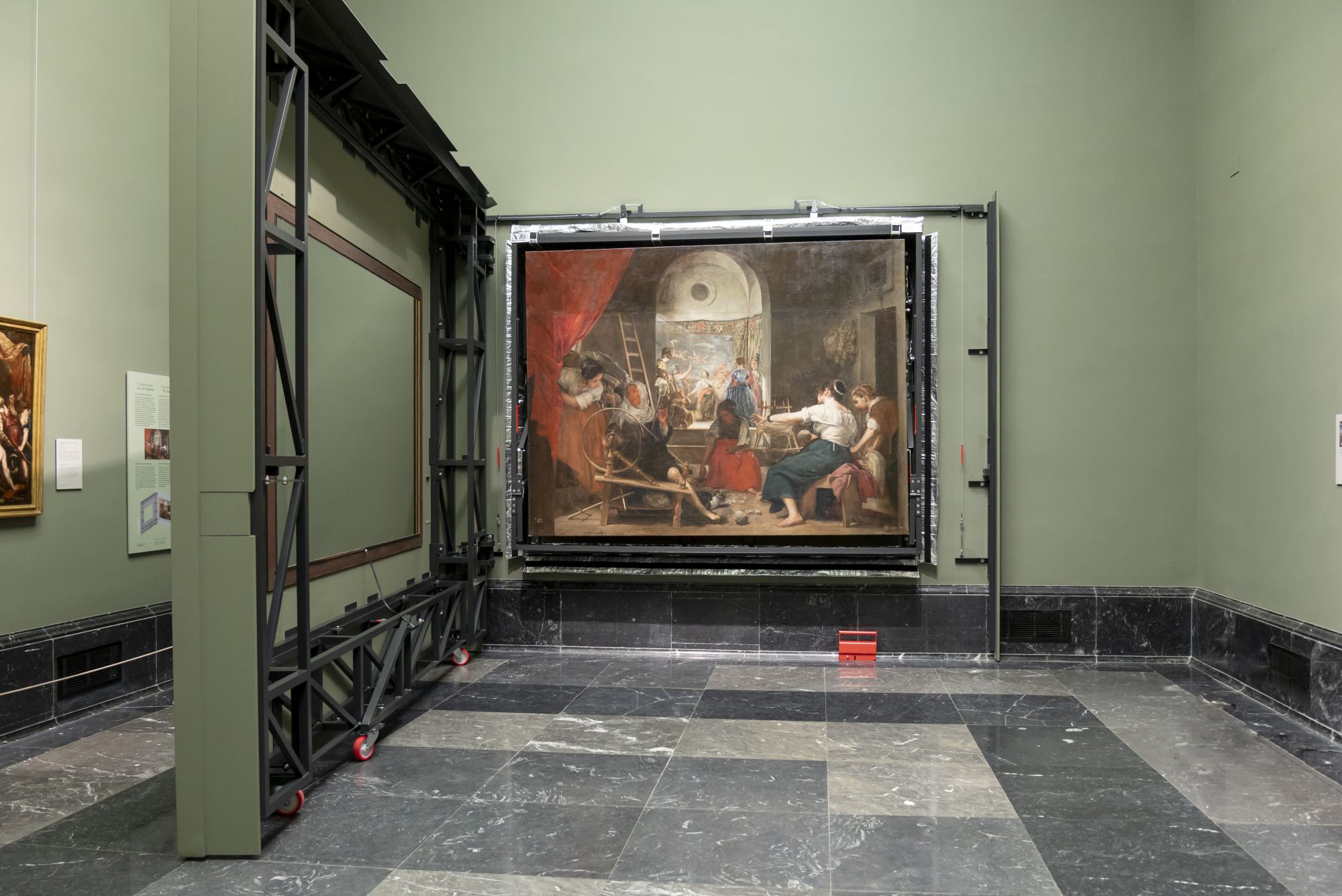 Imagen de Las hilanderas con el panel de enmascaramiento abierto. Autor: Museo Nacional del Prado.