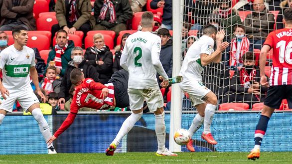 El Athletic gana al Elche y sigue mirando hacia Europa | 2-1