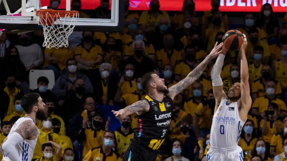 ACB. El Real Madrid tampoco encuentra en Tenerife el fondo de su caída